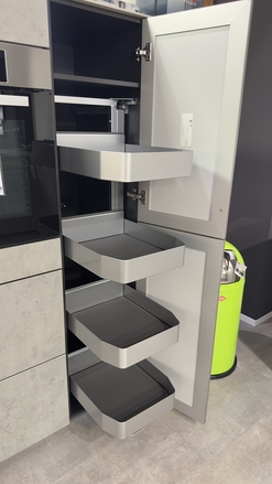 schrank mit innenauszuegen